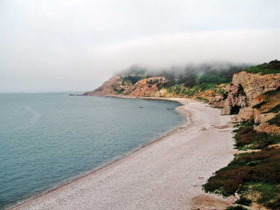 長島縣九長崖景點(diǎn) ，風(fēng)景怡人。細(xì)心者會發(fā)現(xiàn)，靠近海域的球石或礁石上至今可見斑駁的“黑油”    攝影賀莉丹