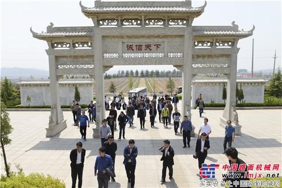 長(zhǎng)島縣委組織部一行來(lái)賓參觀考察方圓集團(tuán)