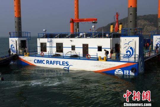 該平臺可進(jìn)行海洋水質(zhì)、水文、氣象監(jiān)測等。　胡國強(qiáng) 攝