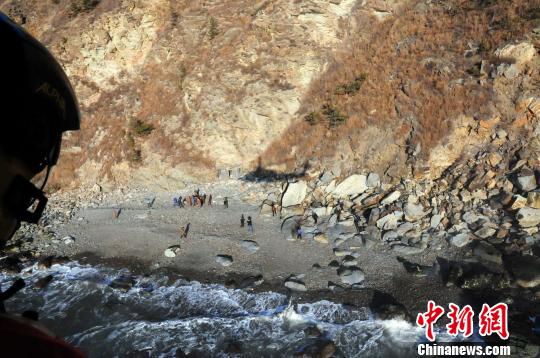 山東長島一男子墜崖北海救助飛行隊空中救援（圖）