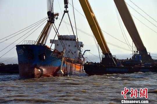 在山東長(zhǎng)島海域沉沒的“津?yàn)I快航18”輪被打撈出水