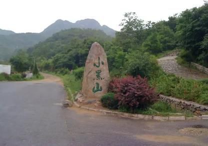 九丈崖位于北長山島的西北角，山崖險(xiǎn)峻，水深流急，巖礁棋布，自然景觀獨(dú)樹一幟。崖壁綿延400余米，尤以其崖壁罕見的石質(zhì)組合和高峻險(xiǎn)要而著稱，在全國眾多海蝕崖中獨(dú)占鰲頭。