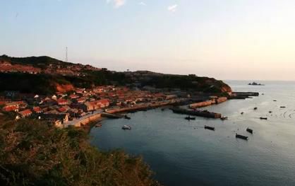 月牙灣又稱半月灣，宛如一勾巨大的新月。步入月牙灣，最惹人眼球的便是百米長的球石灘了。這里的石頭潔白如玉、晶瑩剔透，每一塊石頭都讓人愛不釋手。