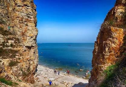 月牙灣主要看點(diǎn)有月牙海灘、海豹苑、張健橫渡渤海海峽圖片展館、蘇東坡塑像、抗非典紀(jì)念碑及國家領(lǐng)導(dǎo)人題詞紀(jì)念碑和全國十三次海島聯(lián)席會(huì)議紀(jì)念碑等。