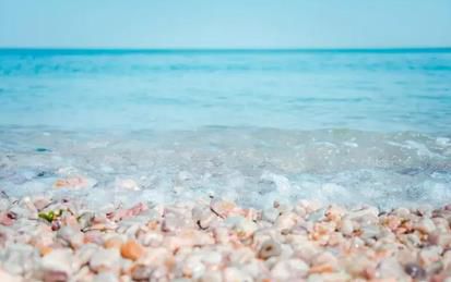 廟島媽祖是我國北方最早也是最著名的媽祖廟，長島漁民祖祖輩輩敬稱“海神娘娘”廟。顯應(yīng)宮大殿是全廟最大的建筑，為硬山式結(jié)構(gòu)。內(nèi)殿正位神臺(tái)有銅鑄鍍金天后圣母像及2米高的9花青銅穿衣鏡一面，各種服飾用品及床帳、擺設(shè)應(yīng)有盡有。