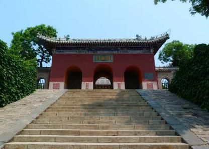 望夫礁的位置又與廟島顯應(yīng)宮幾乎在同一緯度，海島人認(rèn)為是海神娘娘庇護(hù)海上行船，巡游至此，為船家期盼福運(yùn)，因此，望夫礁又稱為媽祖石。