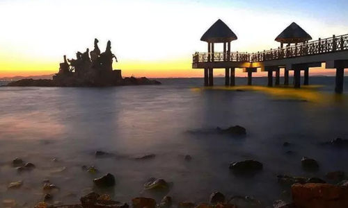 前島海面寬闊，風(fēng)平浪靜，后島群礁嶙峋，驚濤拍岸。