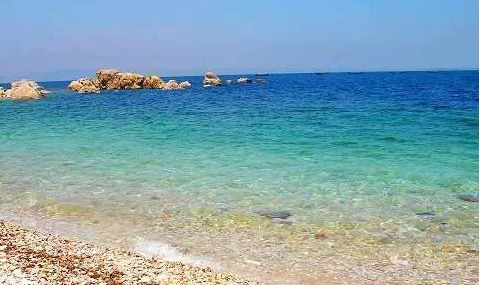 清澈見底的養(yǎng)馬島后海。