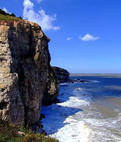 南長山島、北長山島、廟島、小黑山島、大黑山島、砣磯島、小欽島、大欽島、小竹山島、大竹山島、車由島、高山島、候磯島、南隍城島、北隍城島、釣魚島、牽牛島等32座島嶼，像32顆珍珠撒落在渤海海峽，風(fēng)光美到你窒息。