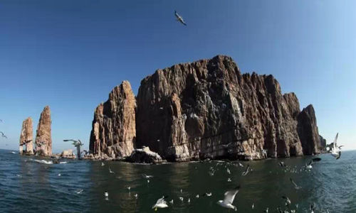 島上居民有43000人，海岸線總長為146.41公里，南北縱貫56.4公里。