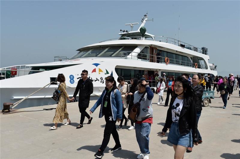 4月29日，游客在長島縣廟島游玩。