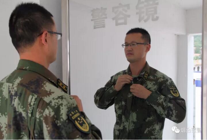 洗漱完畢后，張文宏對著鏡子整理自己的著裝，雖然海島環(huán)境艱苦，但是邊防官兵每天都保持良好的警容風紀。