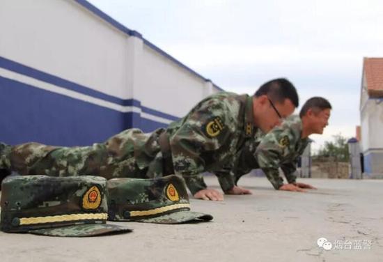 做完雙杠兩個人又開始做俯臥撐，每天的體能訓練能使他們保持良好的精神狀態(tài)。