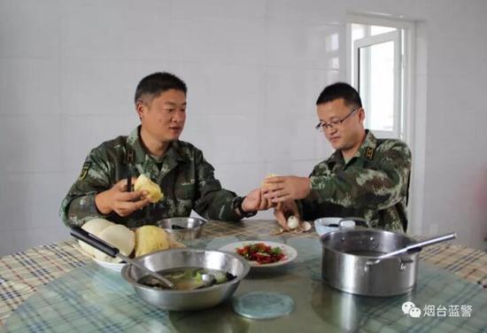 一盤拌辣椒、一盆蔬菜湯就是兩個人的早餐，島上的生活沒有陸地那樣豐富多彩，民警們卻在這一菜一湯間看清了人生的意義。