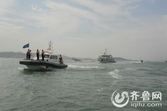 四艘執(zhí)法船艇正在海上巡查