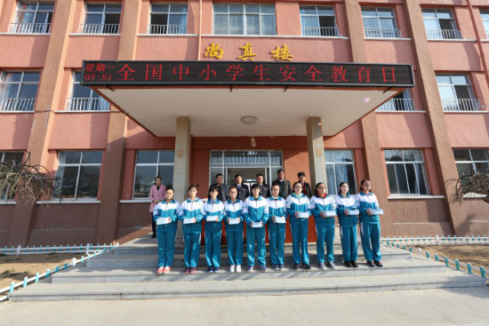 向長島縣第一實驗學校學生代表發(fā)放《小學生水上交通安全教育讀本》