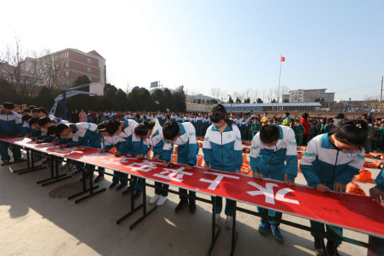 學生們在“水上平安交通，安全伴我成長”的橫幅上簽字