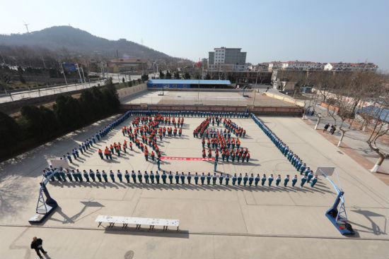 學生們組成了“安全”兩字，營造全國中小學生安全教育日氛圍