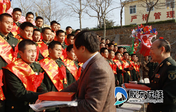 長(zhǎng)島海防老兵退伍 駐地政府送“文化套餐”(圖)