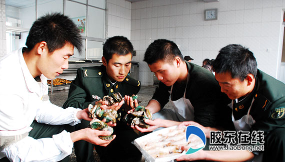 長(zhǎng)島海防老兵退伍 駐地政府送“文化套餐”(圖)