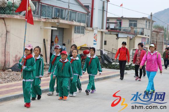 長(zhǎng)島縣大欽島中心小學(xué)開展“崇尚歷史 走進(jìn)唐王山 ”研學(xué)活動(dòng) (2).JPG