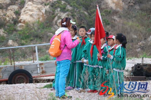 長(zhǎng)島縣大欽島中心小學(xué)開展“崇尚歷史 走進(jìn)唐王山 ”研學(xué)活動(dòng) (5).JPG