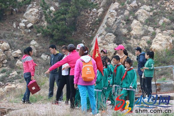 長(zhǎng)島縣大欽島中心小學(xué)開展“崇尚歷史 走進(jìn)唐王山 ”研學(xué)活動(dòng) (6).JPG