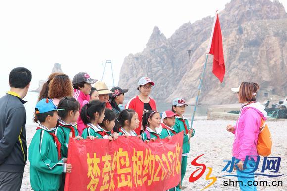 長(zhǎng)島縣大欽島中心小學(xué)開展“崇尚歷史 走進(jìn)唐王山 ”研學(xué)活動(dòng) (4).JPG